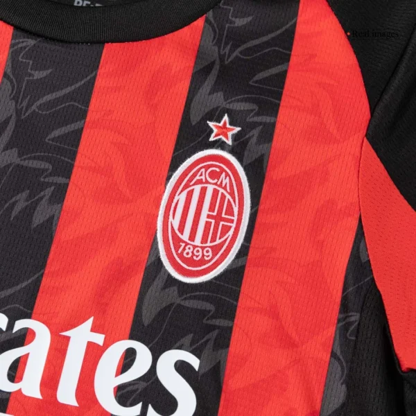 kid-s-ac-milan-home-soccer-kit-jersey-shorts-2025-26-fan-version-04 Kid’s AC Milan Home Soccer Kit β Jersey + Shorts 2025/26 β Fan Version β badge and fabric details