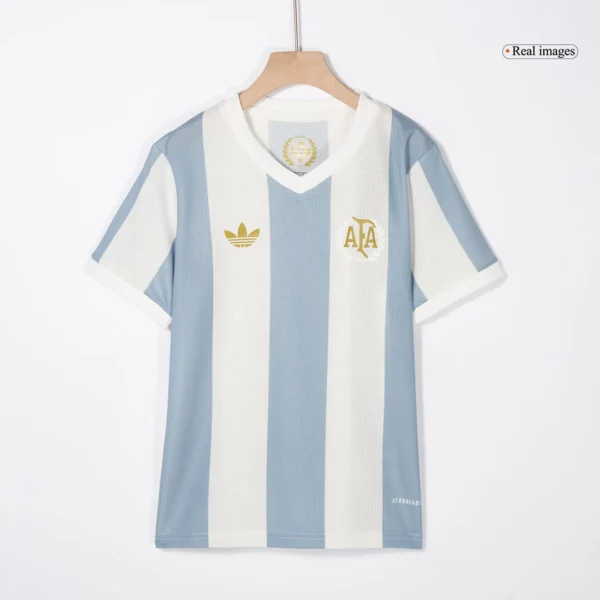 kid-s-argentina-soccer-kit-jersey-shorts-50th-anniversary-fan-version-505029-04 Kid’s Argentina Soccer Kit β Jersey + Shorts – 50th Anniversary β Fan Version β badge and fabric details