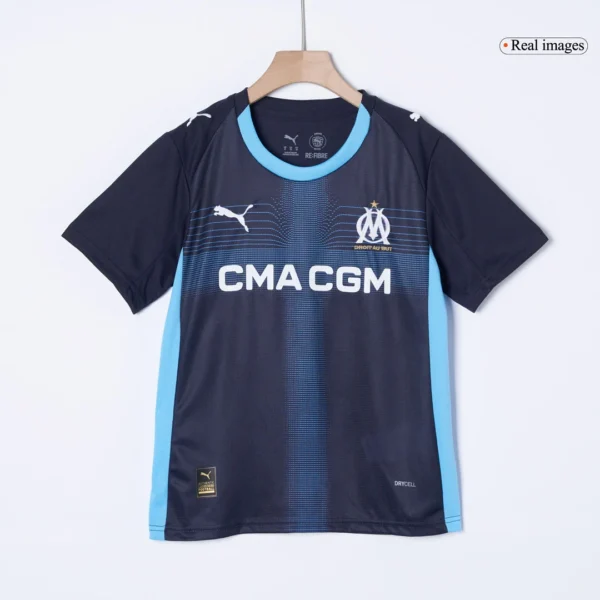 kid-s-marseille-away-soccer-kit-jersey-shorts-2025-26-fan-version-04 Kid’s Marseille Away Soccer Kit β Jersey + Shorts 2025/26 β Fan Version β badge and fabric details