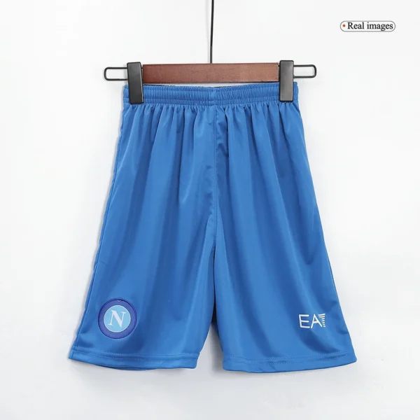 kid-s-napoli-home-soccer-kit-jersey-shorts-2022-23-fan-version-193796-04 Kid’s Napoli Home Soccer Kit β Jersey + Shorts 2022/23 β Fan Version β badge and fabric details