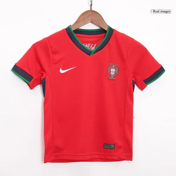 kid-s-portugal-home-soccer-jersey-kit-jersey-shorts-socks-euro-fan-version-04 Kid’s Portugal Home Soccer Jersey Kit(Jersey+Shorts+Socks) Euro β Fan Version β badge and fabric details