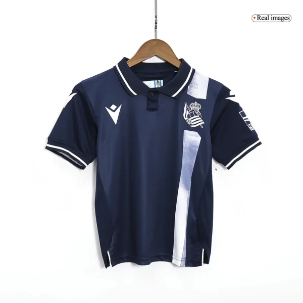 kid-s-real-sociedad-away-soccer-kit-jersey-shorts-2023-24-fan-version-402416-04 Kid’s Real Sociedad Away Soccer Kit β Jersey + Shorts 2023/24 β Fan Version β badge and fabric details