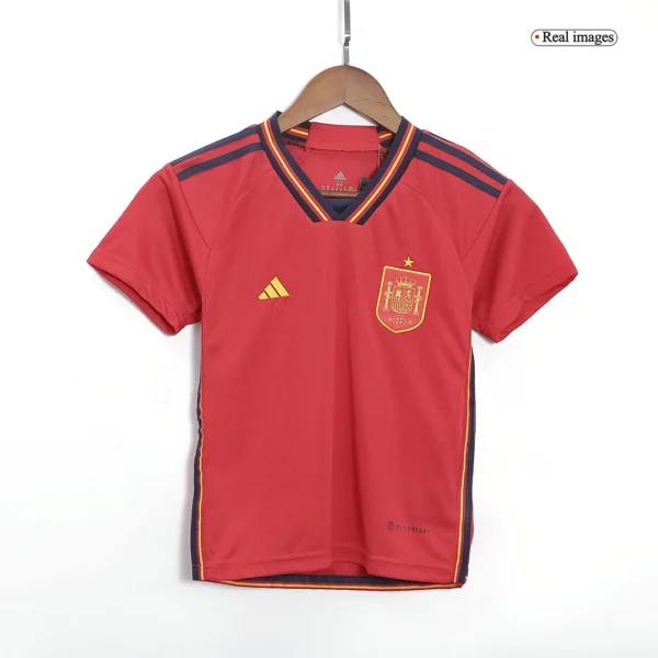 kid-s-spain-home-soccer-jersey-kit-jersey-shorts-socks-2022-fan-version-194789-04 Kid’s Spain Home Soccer Jersey Kit(Jersey+Shorts+Socks) 2022 β Fan Version β badge and fabric details