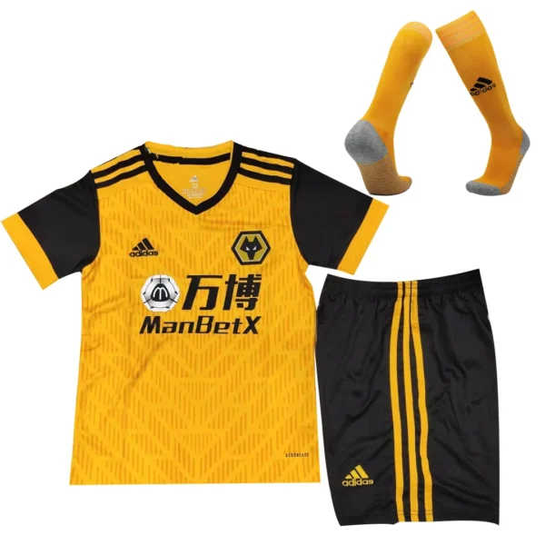 kid-s-wolverhampton-wanderers-home-soccer-jersey-kit-jersey-shorts-socks-2020-21-fan-version-83266-01 Kid’s Wolverhampton Wanderers Home Soccer Jersey Kit(Jersey+Shorts+Socks) 2020/21 β Fan Version β front view