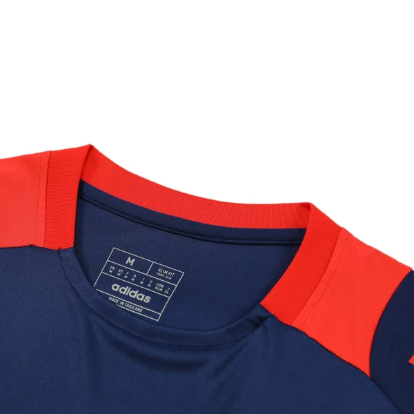 Manchester United Pre-Match Soccer Kit – Jersey + Shorts – Fan Version – badge and fabric details