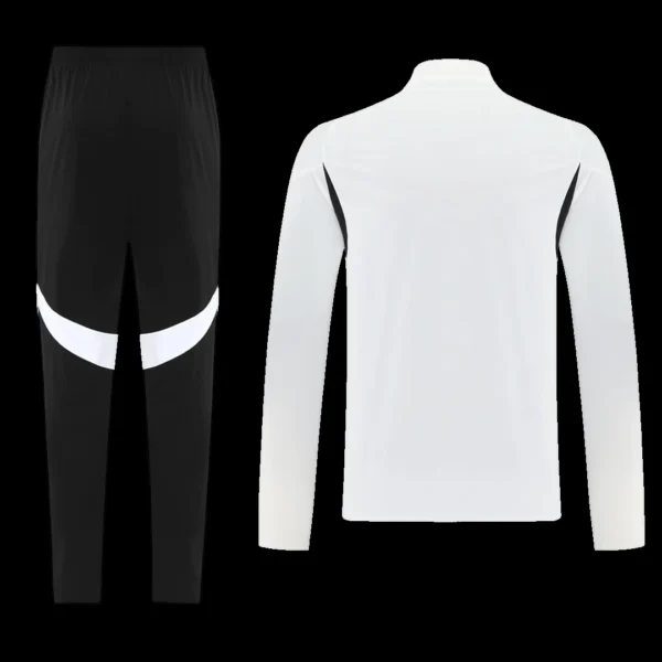 Manchester United Training 2025/26 – jersey details