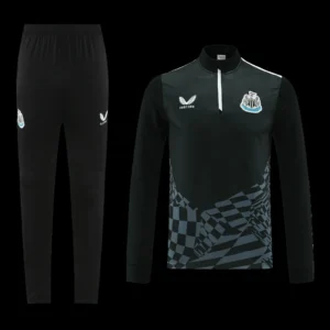 newcastle-united-zipper-sweatshirt-kit-top-pants-2023-24-fan-version-407072-01 Newcastle United Zipper Sweatshirt Kit(Top+Pants) 2023/24 โ Fan Version โ front view