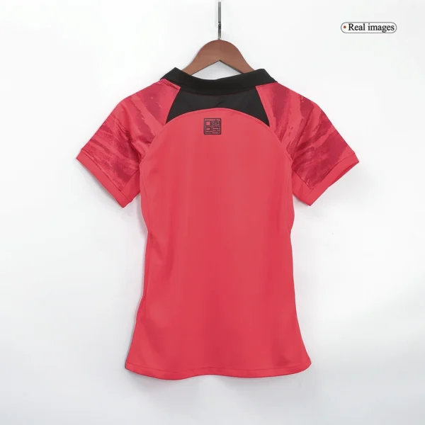women-s-south-korea-home-soccer-jersey-2022-fan-version-192642-04 Women’s South Korea Home Soccer Jersey 2022 β Fan Version β badge and fabric details