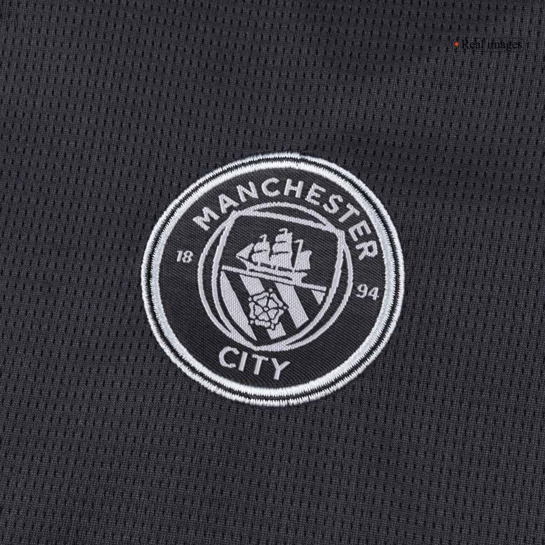 Kid's Manchester City Away Soccer Kit – Jersey + Shorts 2025/26 – Fan Version — 商品图 4 Kid’s Manchester City Away Soccer Kit – Jersey + Shorts 2025/26 – Fan Version – badge and fabric details